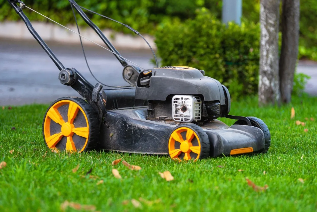 Miért verhetetlen az akkumulátoros permetező, az elektromos fűnyíró, az elektromos láncfűrész a kertkarbantartás során?